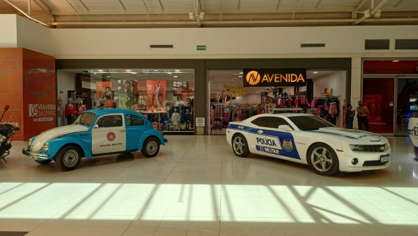 Fusca e Camaro da PM do Acre estão em exposição no Via Verde Shopping